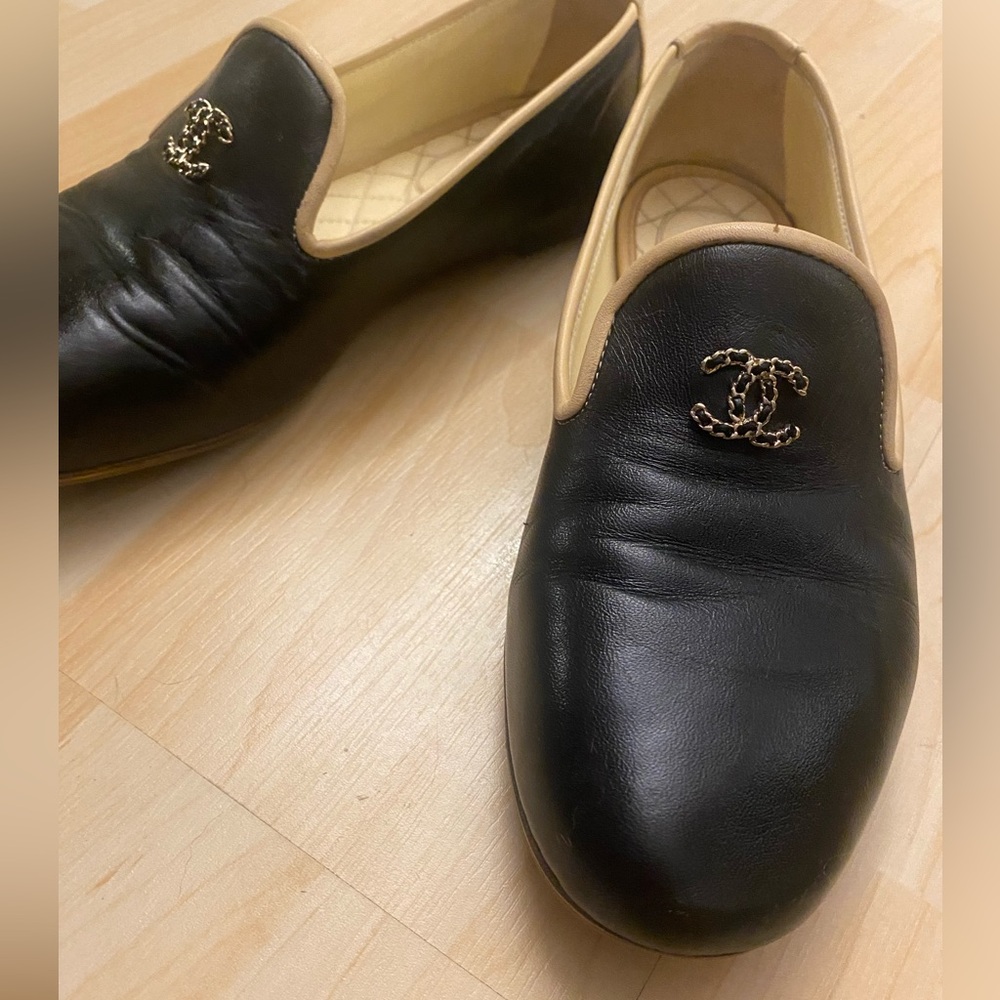 Chanel Black and Cream Loafers with logo - Picture 5 of 16